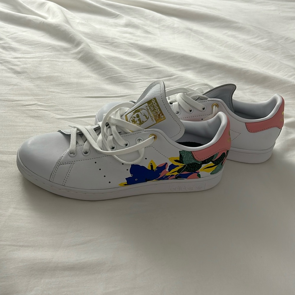 Adidas Sam Smith Women’s size 9 1/2 like new shoes
